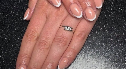 French manucure élégante par Louofnails à Arras, Hauts-de-france, FR, sur un fond noir scintillant.