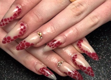 Manucure élégante avec motifs rouges à Louofnails, Arras, Hauts-de-France, FR.