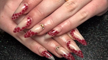Manucure élégante avec motifs rouges à Louofnails, Arras, Hauts-de-France, FR.