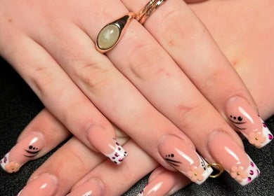 Manucure élégante à Louofnails, Arras, Hauts-de-France, FR, mettant en valeur des motifs floraux sur ongles.