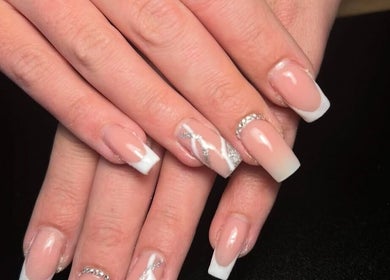 Manucure élégante chez Louofnails à Arras, Hauts-de-France, FR avec strass et nail art.