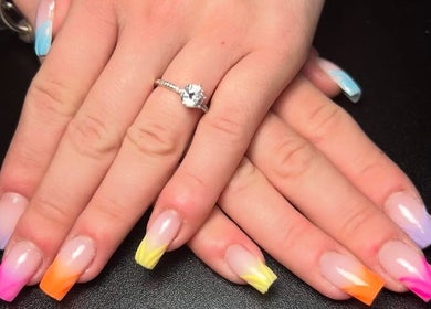 Manucure colorée chez Louofnails, Arras, Hauts-de-France, FR, mettant en valeur des ongles dégradés multicolores.