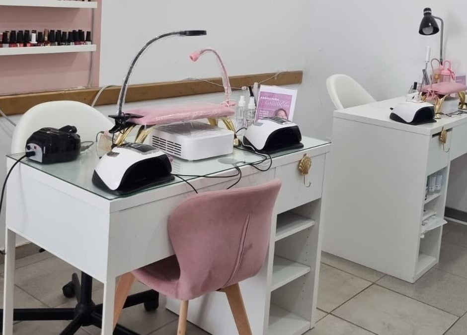 Estação de unhas em Gabrielas Cabeleireiro e Estética, Loures, Lisboa, PT. Mesas modernas e equipamentos profissionais.