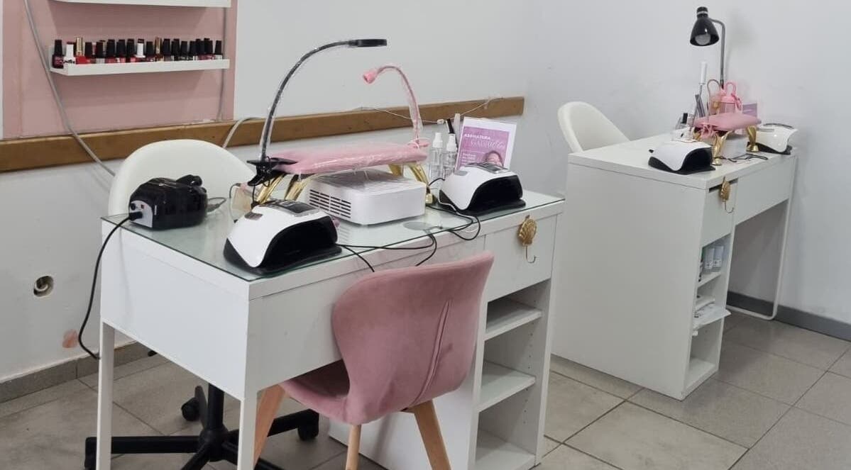 Estação de unhas em Gabrielas Cabeleireiro e Estética, Loures, Lisboa, PT. Mesas modernas e equipamentos profissionais.