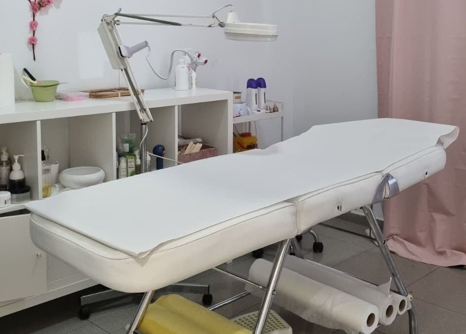 Sala de tratamento em Gabrielas Cabeleireiro e Estética, Loures, Lisboa, PT, com mesa e produtos de beleza.