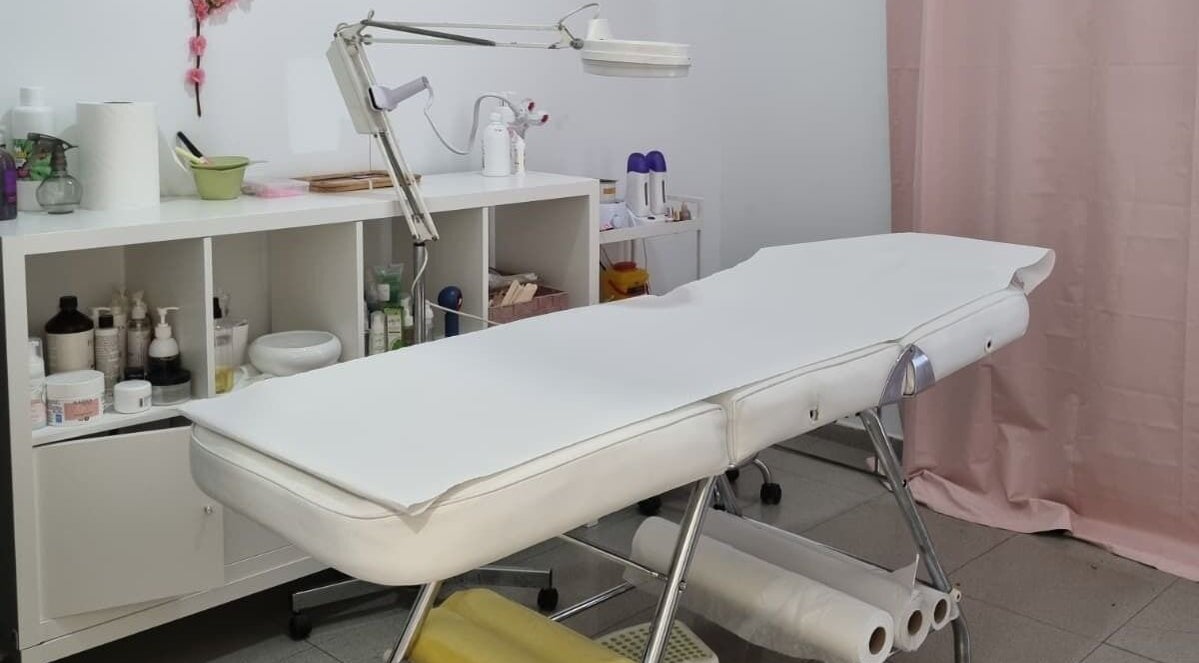 Sala de tratamento em Gabrielas Cabeleireiro e Estética, Loures, Lisboa, PT, com mesa e produtos de beleza.