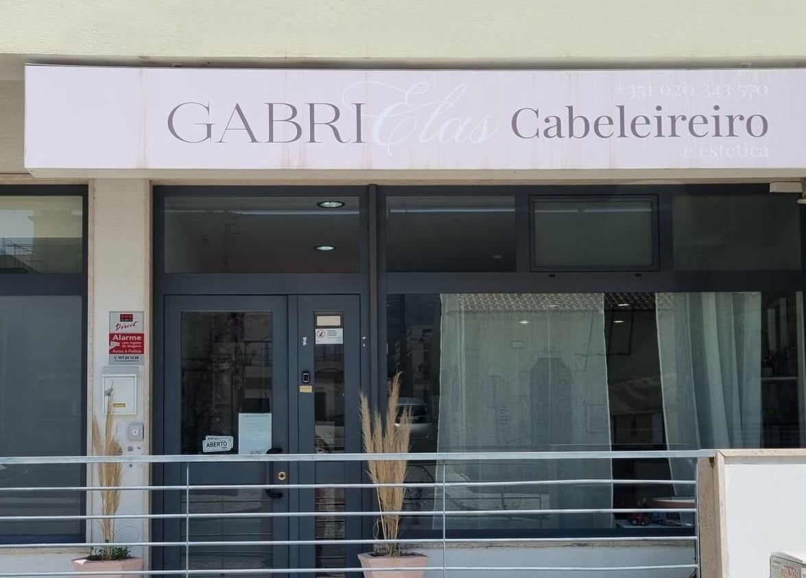 Entrada do Gabrielas Cabeleireiro e Estética em Loures, Lisboa, PT, com design moderno e convidativo.