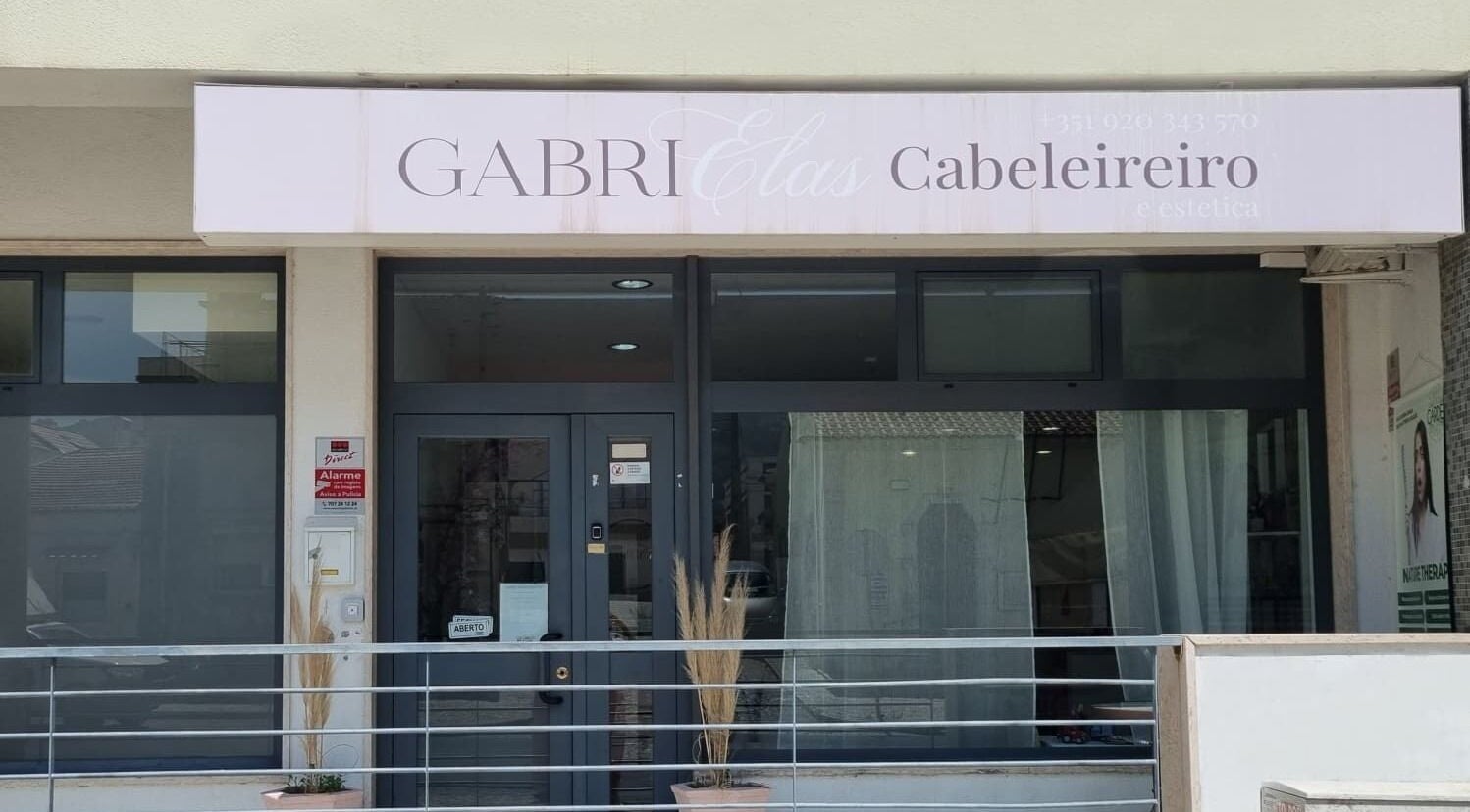 Entrada do Gabrielas Cabeleireiro e Estética em Loures, Lisboa, PT, com design moderno e convidativo.