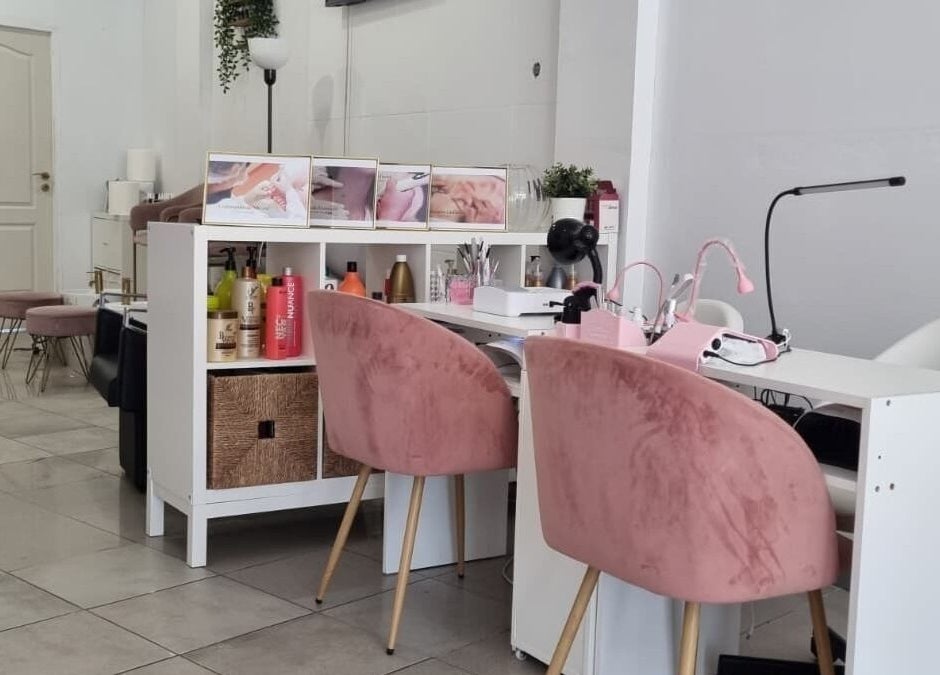 Interior elegante do salão Gabrielas Cabeleireiro e Estética em Loures, Lisboa, PT, com cadeiras rosa.