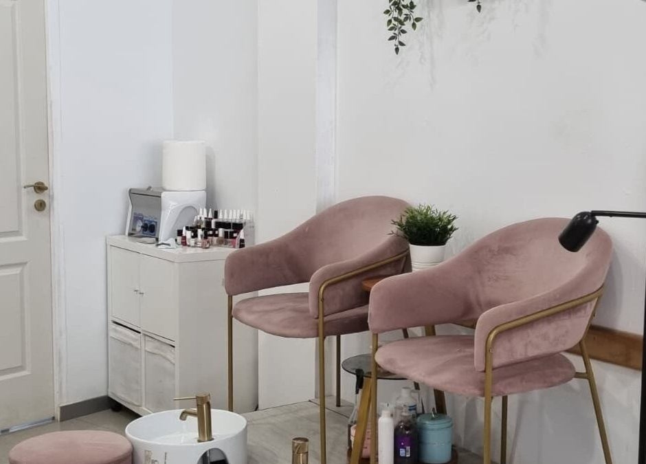 Interior moderno do Gabrielas Cabeleireiro e Estética em Loures, Lisboa, PT com cadeiras luxuosas.