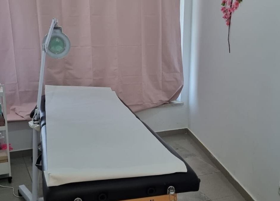 Sala de tratamento relaxante no Gabrielas Cabeleireiro e Estética, Loures, Lisboa, PT. Mesa de estética e decoração.