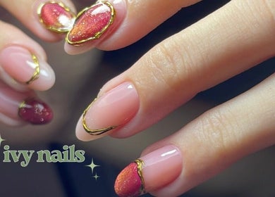 Arte de uñas dorado con rojo en Ivy Nails, San Nicolás De Los Garza, Nuevo León, MX.