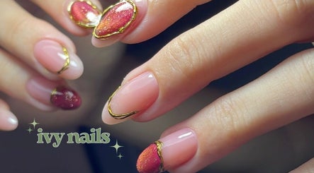 Arte de uñas dorado con rojo en Ivy Nails, San Nicolás De Los Garza, Nuevo León, MX.