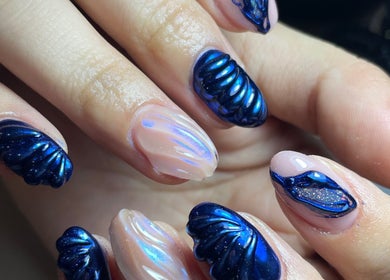 Diseño de uñas azul con efectos metálicos en Ivy Nails, San Nicolás De Los Garza, Nuevo León, MX.