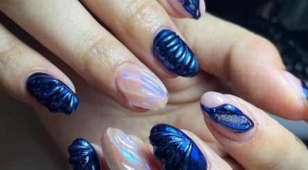 Diseño de uñas azul con efectos metálicos en Ivy Nails, San Nicolás De Los Garza, Nuevo León, MX.