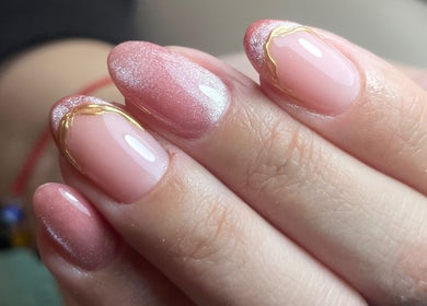 Uñas con diseño rosa y dorado en Ivy Nails, San Nicolás De Los Garza, Nuevo León, MX.