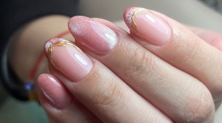 Uñas con diseño rosa y dorado en Ivy Nails, San Nicolás De Los Garza, Nuevo León, MX.