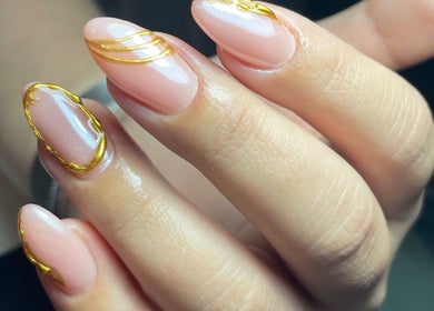 Diseño de uñas elegante con detalles dorados en Ivy Nails, San Nicolás De Los Garza, Nuevo León, MX.