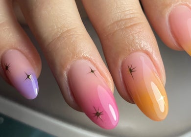 Manicura degradada con estrellas en Ivy Nails, San Nicolás De Los Garza, Nuevo León, MX