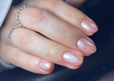 Manicura de esmalte rosado perlado en Ivy Nails, San Nicolás De Los Garza, Nuevo León, MX.
