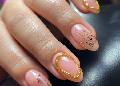 Manicura con decoración dorada en Ivy Nails, San Nicolás De Los Garza, Nuevo León, MX.