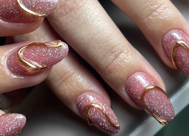 Diseño de uñas brillantes y doradas en Ivy Nails, San Nicolás De Los Garza, Nuevo León, MX.