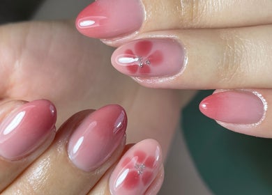 Uñas decoradas con diseño floral rosa en Ivy Nails, San Nicolás De Los Garza, Nuevo León, MX.