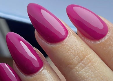 Uñas almendra en tono rosa brillante en Ivy Nails, San Nicolás De Los Garza, Nuevo León, MX.