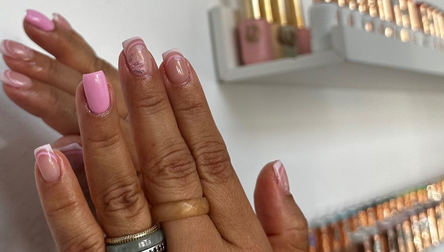 Uñas rosadas bien cuidadas en For Ever Beauty Center, Barcelona, Catalunya, ES.
