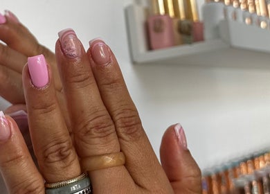 Uñas rosadas bien cuidadas en For Ever Beauty Center, Barcelona, Catalunya, ES.