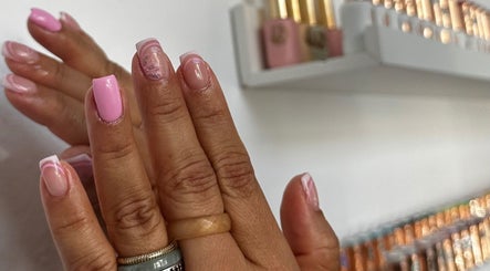 Uñas rosadas bien cuidadas en For Ever Beauty Center, Barcelona, Catalunya, ES.