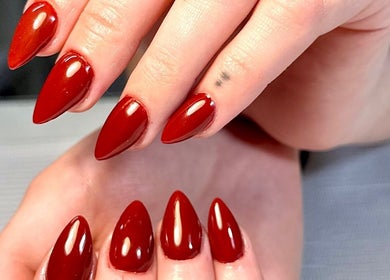 Manicura escarlata en For Ever Beauty Center en Barcelona, Catalunya, ES, destacando uñas rojas brillantes.