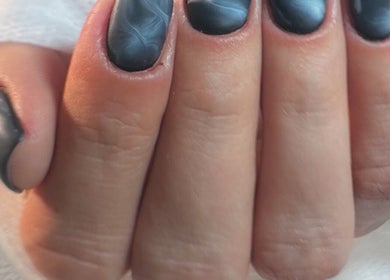 Uñas con diseño oscuro elegante en For Ever Beauty Center, Barcelona, Catalunya, ES.
