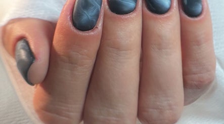 Uñas con diseño oscuro elegante en For Ever Beauty Center, Barcelona, Catalunya, ES.