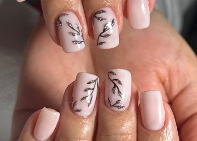 Manicura con diseño floral negro en For Ever Beauty Center, Barcelona, Catalunya, ES.