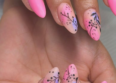 Diseño de uñas rosa en For Ever Beauty Center, Barcelona, Catalunya, ES.