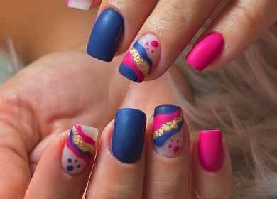 Uñas artísticas en For Ever Beauty Center, Barcelona, Catalunya, ES con diseño moderno y colores vibrantes.