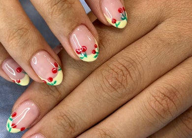 Uñas con diseño de cerezas en For Ever Beauty Center, Barcelona, Catalunya, ES.