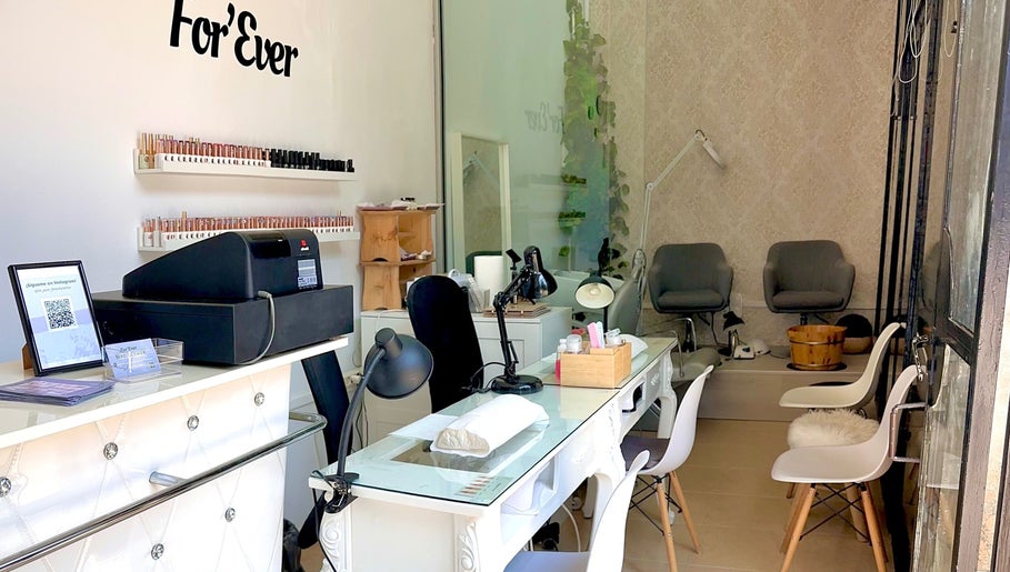 Interior elegante de For Ever Beauty Center en Barcelona, Catalunya, ES, destacando la moderna área de tratamiento.