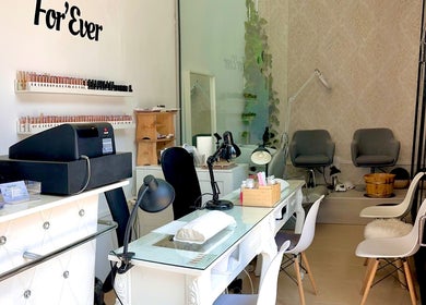Interior elegante de For Ever Beauty Center en Barcelona, Catalunya, ES, destacando la moderna área de tratamiento.