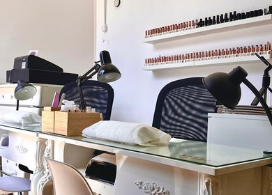 Estación de manicura en For Ever Beauty Center, Barcelona, Catalunya, ES. Espacio moderno y acogedor.