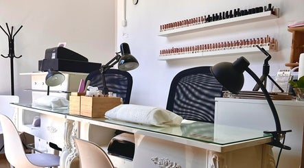 Estación de manicura en For Ever Beauty Center, Barcelona, Catalunya, ES. Espacio moderno y acogedor.
