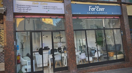 Entrada de For Ever Beauty Center, un centro de belleza moderno en Barcelona, Catalunya, ES.