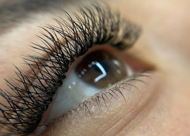 Close-up de um olho com cílios realçados por extensão no Studio Samara Gomes, Ceará, Ceará, BR.