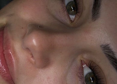 Close-up de rosto maquiado no Studio Samara Gomes, Ceará, Ceará, BR, destacando sobrancelhas e lábios perfeitos.