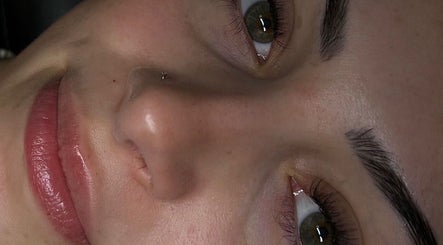 Close-up de rosto maquiado no Studio Samara Gomes, Ceará, Ceará, BR, destacando sobrancelhas e lábios perfeitos.