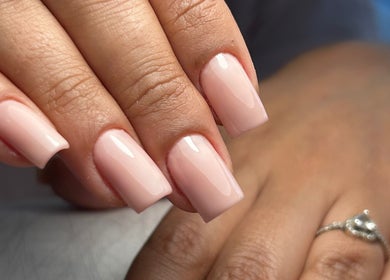 Unhas claras e elegantes, manicure no DS - Dayane Silva Studio em Vila Nova De Gaia, Porto, PT.