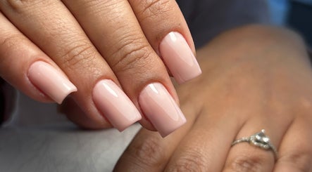 Unhas claras e elegantes, manicure no DS - Dayane Silva Studio em Vila Nova De Gaia, Porto, PT.