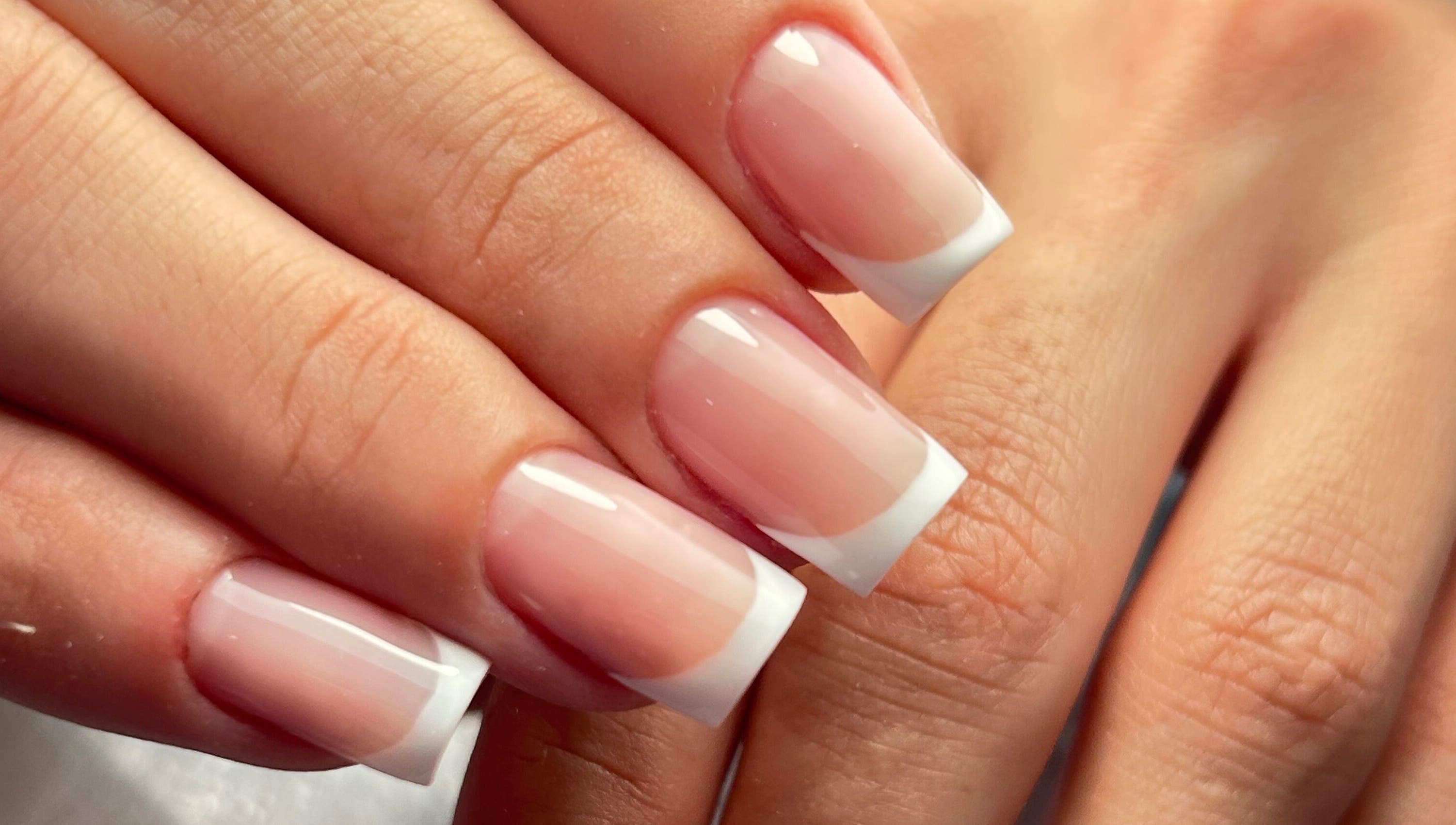 Unhas francesas impecáveis no Dayane Silva Nail Designer, Vila Nova De Gaia, Porto, PT.