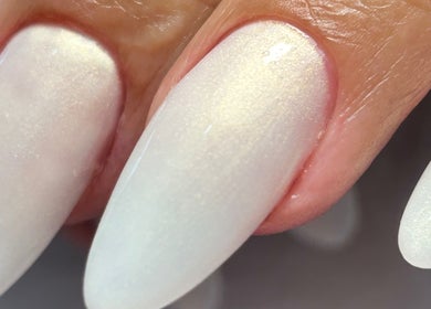 Unhas peroladas elegantes por Dayane Silva Nail Designer em Vila Nova De Gaia, Porto, PT.